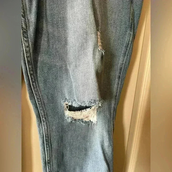 Hollister Curvy High Rise Mom Jean Size 13 - Picture 8 of 16